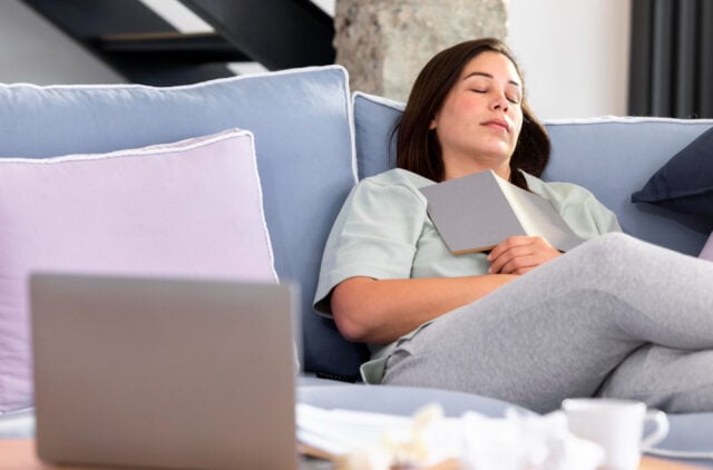 2148931524 https://www.magnific.com/free-photo/medium-shot-woman-sleeping-couch_13662786.htm#fromView=search&page=1&position=8&uuid=c8ab3a66-258e-43af-9618-e12ee722239e&track=ais_hybrid&query=napping