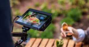 https://www.magnific.com/free-photo/photographer-shooting-poke-bowl-professional-camera-park_48816514.htm#fromView=search&page=1&position=0&uuid=4b9ab327-82fd-4664-bbfb-57f780f2458b&track=ais_hybrid&query=edit+food+video
