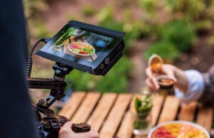 https://www.magnific.com/free-photo/photographer-shooting-poke-bowl-professional-camera-park_48816514.htm#fromView=search&page=1&position=0&uuid=4b9ab327-82fd-4664-bbfb-57f780f2458b&track=ais_hybrid&query=edit+food+video