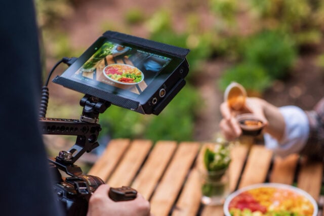 https://www.magnific.com/free-photo/photographer-shooting-poke-bowl-professional-camera-park_48816514.htm#fromView=search&page=1&position=0&uuid=4b9ab327-82fd-4664-bbfb-57f780f2458b&track=ais_hybrid&query=edit+food+video