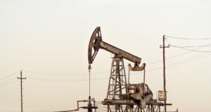 https://www.magnific.com/premium-photo/oil-pump-field_19474066.htm#fromView=search&page=1&position=15&uuid=9880a694-8115-420a-9ec1-0f48e05af98e&track=ais_hybrid&query=oil+wells