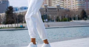 https://www.magnific.com/free-photo/female-walking-park-high-quality-photo_25906798.htm#fromView=search&page=1&position=28&uuid=94a0a88a-3383-4641-9503-0816c260868a&track=ais_hybrid&query=white+trainers