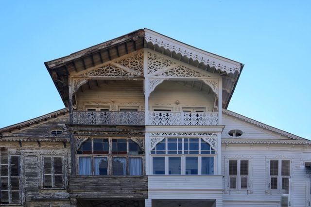 pexels-neriman-ozaydin-450444468-16690918 https://www.pexels.com/photo/wooden-house-renovated-only-in-half-16690918/