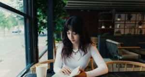 https://www.pexels.com/photo/a-woman-reading-a-book-at-a-table-with-a-cup-of-coffee-27658223/