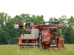 https://unsplash.com/photos/a-drilling-rig-is-set-up-in-a-grassy-field-7IZNzYiZwxo