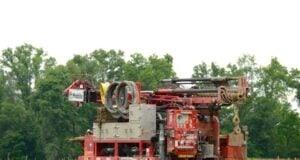 https://unsplash.com/photos/a-drilling-rig-is-set-up-in-a-grassy-field-7IZNzYiZwxo