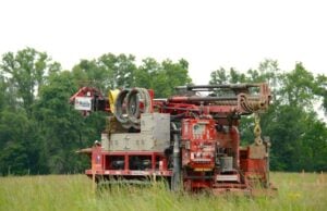 https://unsplash.com/photos/a-drilling-rig-is-set-up-in-a-grassy-field-7IZNzYiZwxo