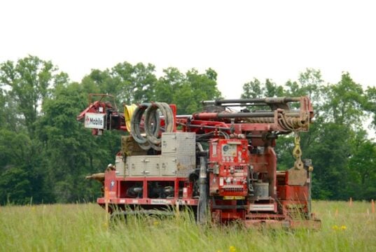 https://unsplash.com/photos/a-drilling-rig-is-set-up-in-a-grassy-field-7IZNzYiZwxo
