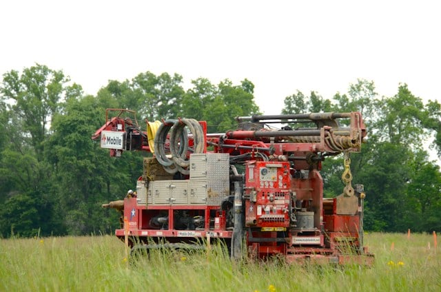 roger-starnes-sr-7IZNzYiZwxo-unsplash https://unsplash.com/photos/a-drilling-rig-is-set-up-in-a-grassy-field-7IZNzYiZwxo
