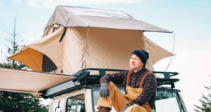 https://www.vecteezy.com/photo/6865656-adventurer-man-sitting-down-on-roof-of-the-car-with-tent-mounted-on-it-for-free-travel-camping-lifestyle