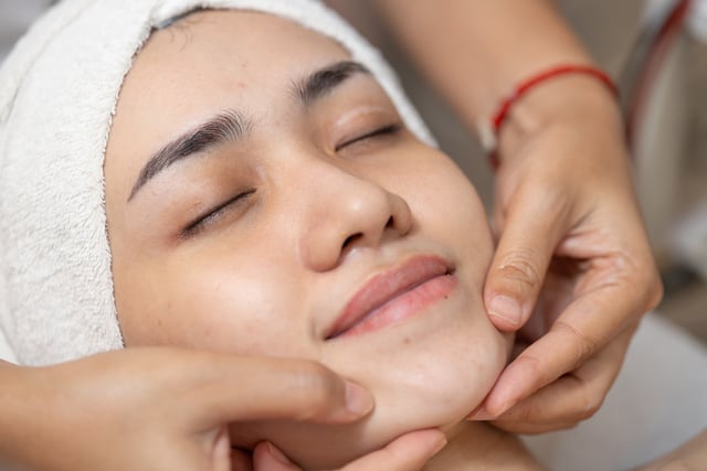 https://www.vecteezy.com/photo/53130753-beauty-women-facial-hand-finger-press-message-in-spa-face-skin-treatment-body-care-relax-claim-with-skincare-baby-face-at-wellness