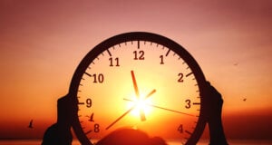 Beat the Fall Time Change Now With Simple Tweaks to Your Daily Sleep and Meal Routines (Video) https://www.vecteezy.com/photo/56660937-silhouette-of-woman-holding-up-watch-with-sunset-background-in-beautiful-sea-coast-concept-of-effective-time-management-time-with-freedom-work-life-balance-and-planning-work-periods