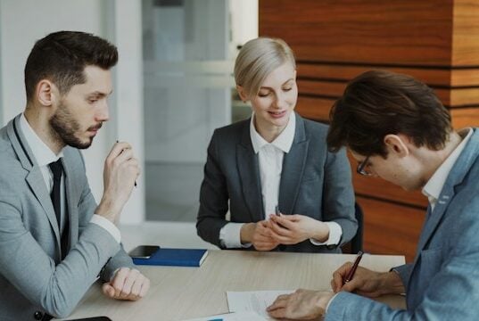 https://unsplash.com/photos/business-people-signing-a-contract-at-a-table-iPheGw7_UaI