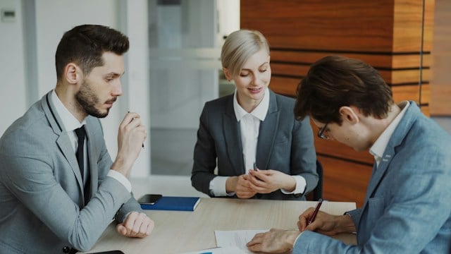 vitaly-gariev-iPheGw7_UaI-unsplash https://unsplash.com/photos/business-people-signing-a-contract-at-a-table-iPheGw7_UaI